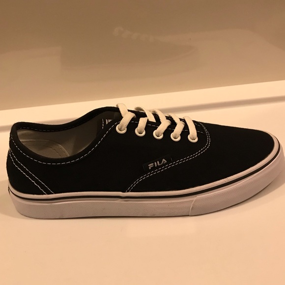 Fila Black Canvas Sneakers. Size: 7 - Picture 3 of 7